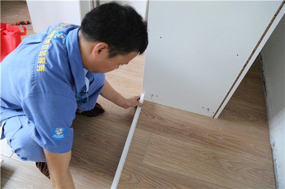 左右手衣柜安裝服務(wù)現場(chǎng)