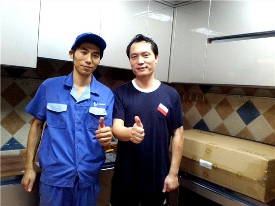 左右手家具安裝師傅與客戶(hù)留影，客戶(hù)的滿(mǎn)意才是我們追求的目標