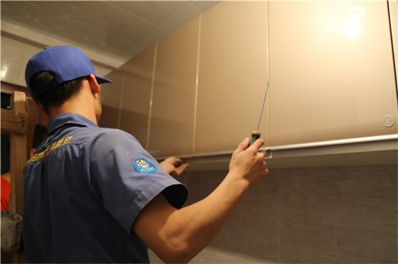 左右手師傅在客戶(hù)家處理家具保養維修問(wèn)題