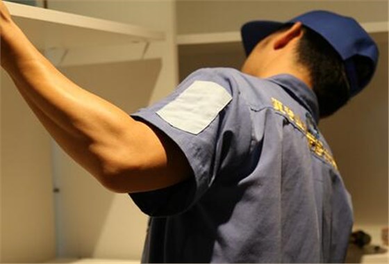 左右手家具安裝師傅衣柜安裝現場(chǎng)
