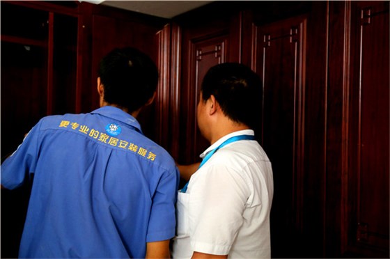 左右手家具安裝師傅紅木家具維修現場(chǎng)