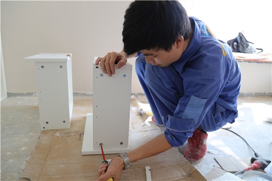 家具修補工在現場(chǎng)進(jìn)行家具修補工作