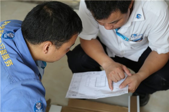 家具安裝過(guò)程中，左右手安裝師傅默契的配合