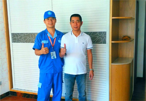 左右手家具安裝師傅與客戶(hù)的合影