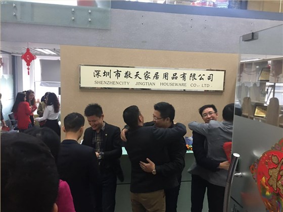 左右手領(lǐng)導派發(fā)紅包中