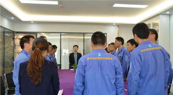 會(huì )議上集體合唱《團結就是力量》
