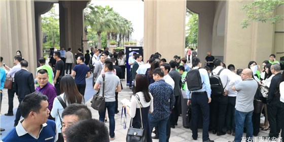 左右手拍攝2018廣州定制家具峰會(huì )參展人群