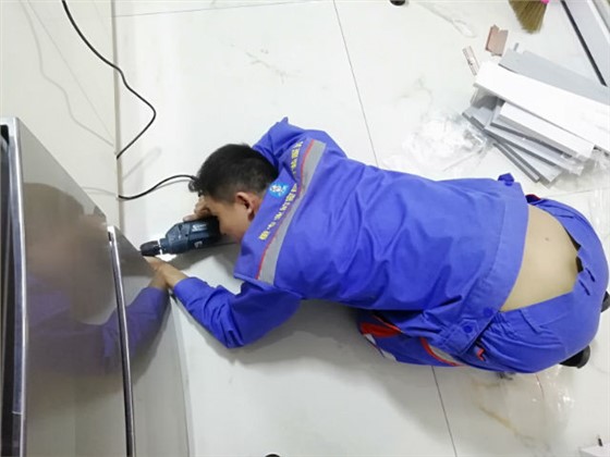 每一次安裝服務(wù)背后，都是安裝師傅們無(wú)數次的跪地而行3