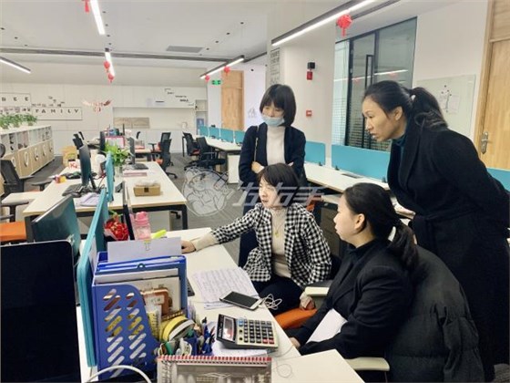 左右手走訪(fǎng)諾貝尼