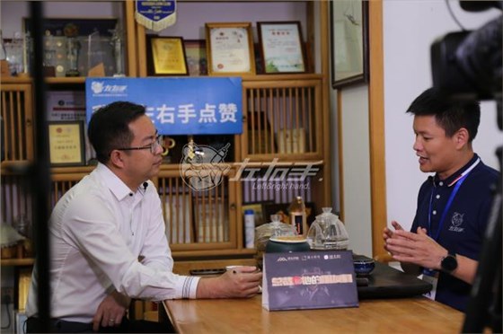 左右手創(chuàng  )始人與建眾執行總裁
