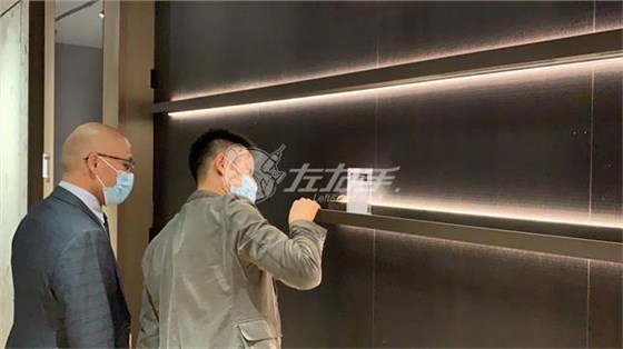 左右手創(chuàng  )始人參觀(guān)展會(huì )
