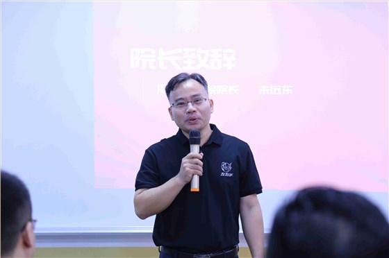 左右手深圳商學(xué)院朱遠東校長(cháng) 左右手深圳商學(xué)院朱遠東校長(cháng)