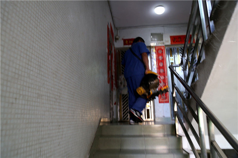 沒(méi)有電梯，家具安裝師傅扛著(zhù)重重的工具爬樓梯