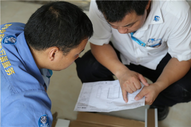 家具維修現場(chǎng)，家具維修工與管理者正在探討維修問(wèn)題