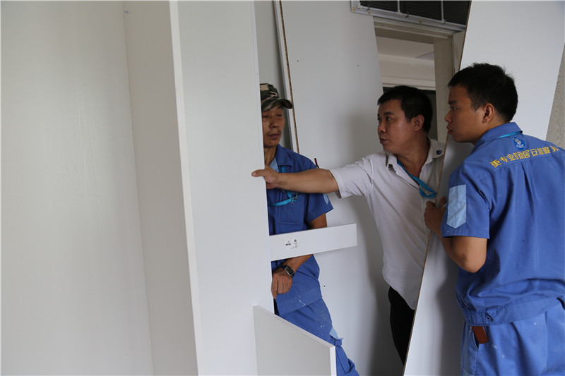 左右手師傅與管理者現場(chǎng)討論衣柜安裝問(wèn)題