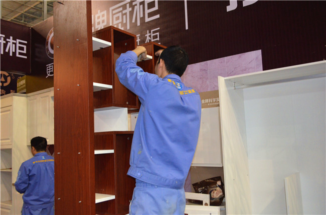 左右手家具維修師傅紅木家具維修現場(chǎng)