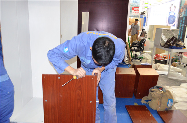 左右手師傅正在解決家具修補問(wèn)題