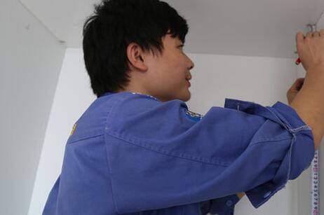 家具安裝工現場(chǎng)進(jìn)行量尺