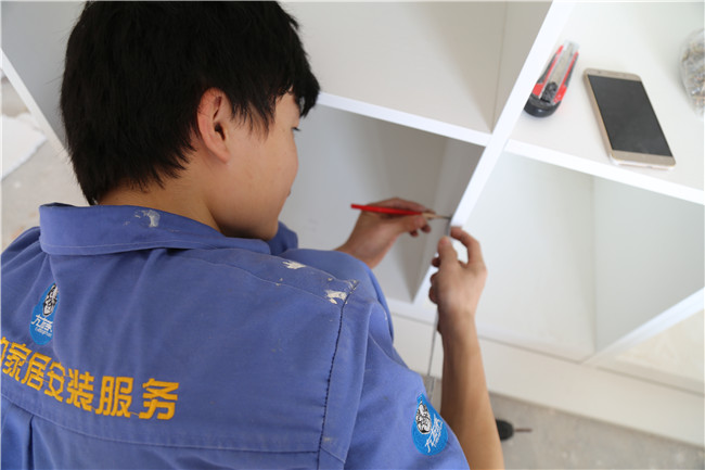 家具安裝師傅處理補漆現場(chǎng)