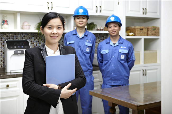 左右手家具安裝服務(wù)平臺的管理者在客戶(hù)家檢查安裝情況