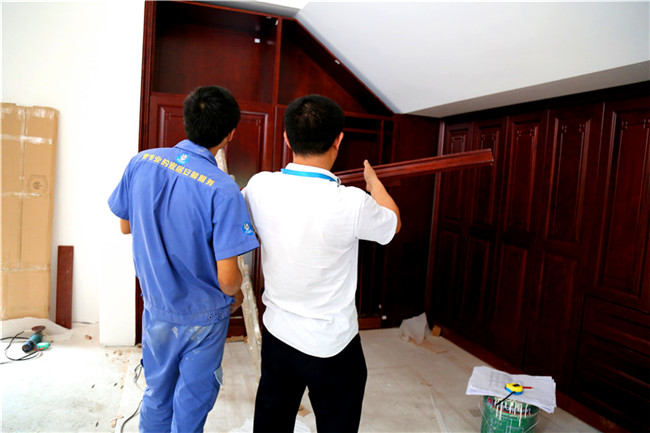 左右手家具安裝工古典家具安裝現場(chǎng)