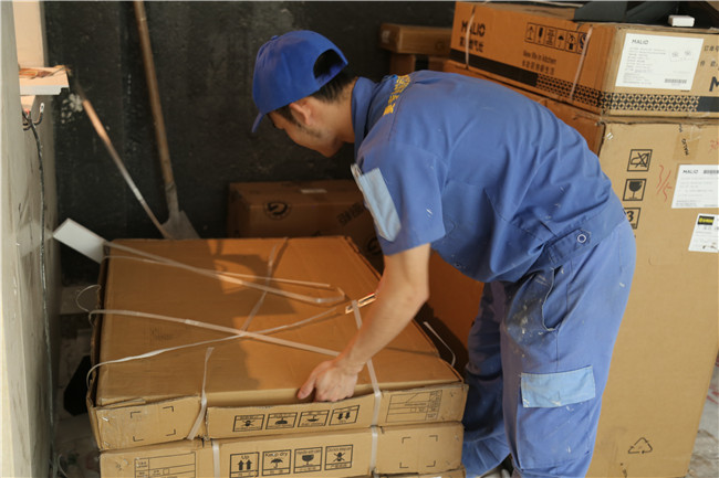 家具拆裝工正在準備對物料進(jìn)行拆包