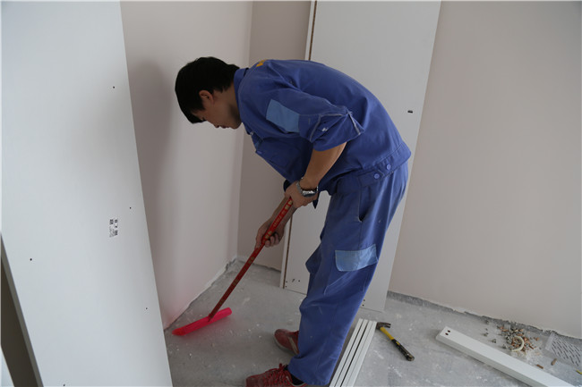 家具安裝工在安裝前清理現場(chǎng)