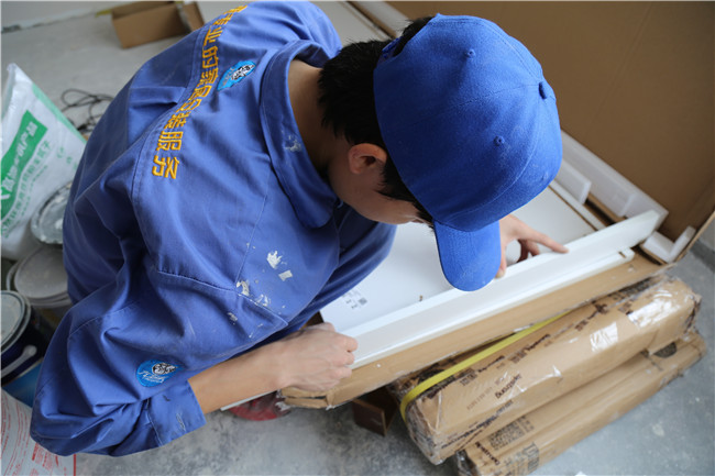 左右手家具安裝師傅在客戶(hù)家安裝實(shí)木衣柜