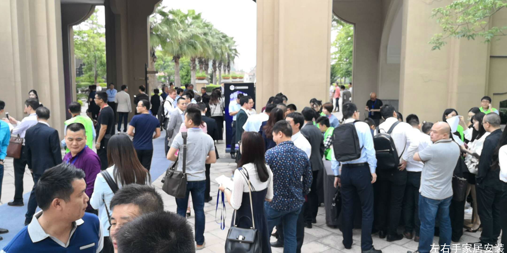 左右手拍攝2018廣州定制家具峰會(huì )參展人群