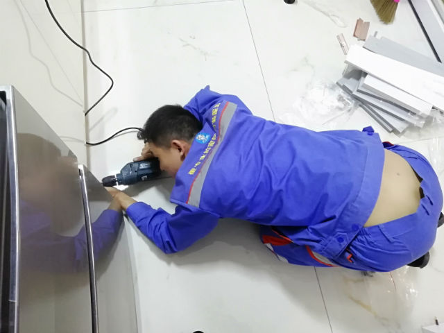 每一次安裝服務(wù)背后，都是安裝師傅們無(wú)數次的跪地而行3