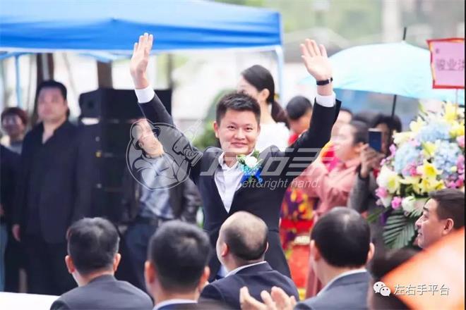 盧建華熱心公益2016年盧建華參加深圳獅子會(huì )組織的助學(xué)活動(dòng)