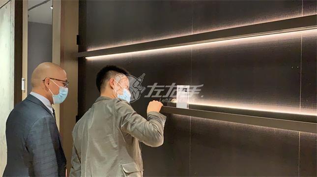 左右手創(chuàng  )始人參觀(guān)展會(huì )
