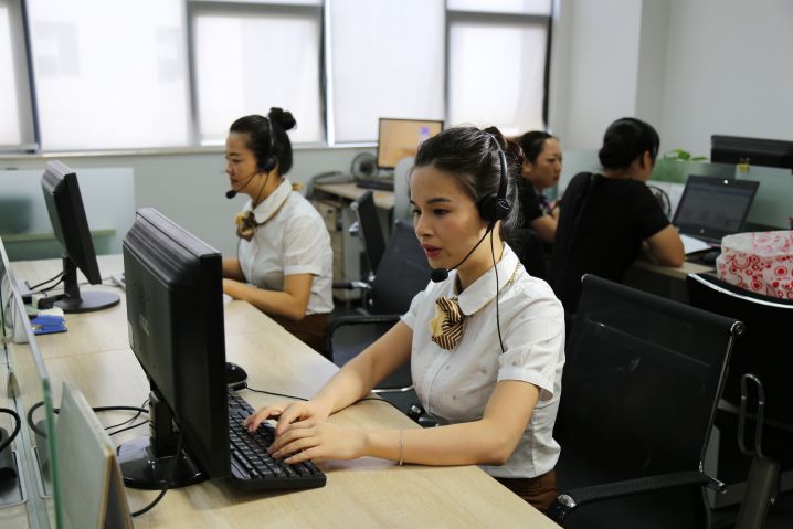 家具安裝客服與客戶(hù)溝通圖