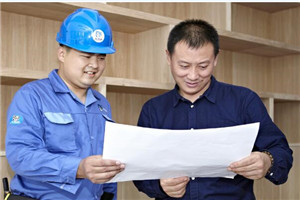 家具安裝師傅與用戶(hù)確認圖紙